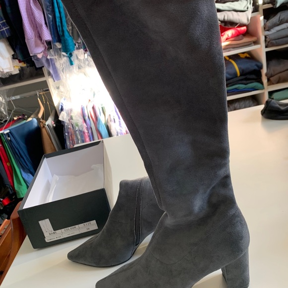 Grey suede pointed toe boots - Picture 4 of 4